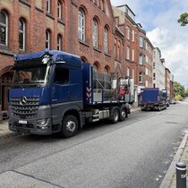Polizeigitter in Waisenhofstra&szlig;e auf Polizei-LKW