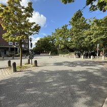 Waisenhofstra&szlig;e mit Polizei und Demonstranten