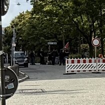Waisenhofstra&szlig;e mit Polizei und Demonstranten