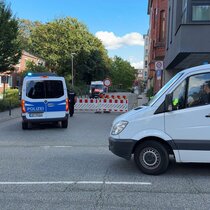 Polizei-Krankenwagen in Kieler Waisenhofstra&szlig;e