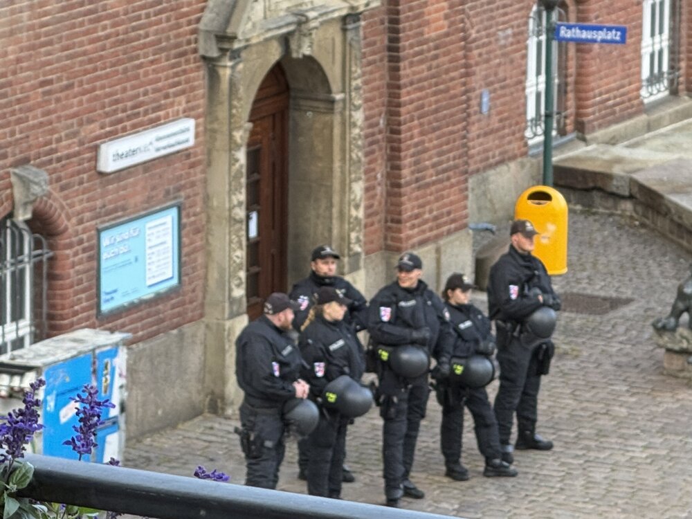 Tritte gegen Polizist auf Demonstration gegen die AfD