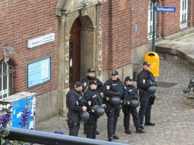 Polizei-Gruppe auf Rathausplatz vorm Opernhaus
