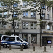 Polizei beim Geb&auml;ude der Kieler Nachrichten